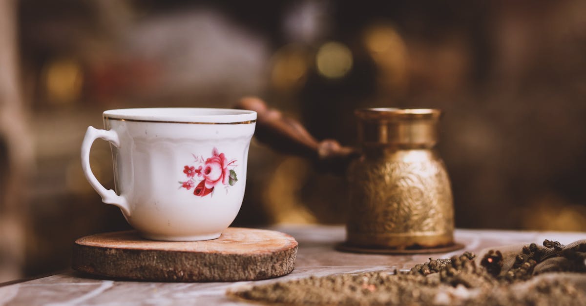 mug à café en céramique artisanale, fabriqué à la main avec soin pour une expérience unique et authentique à chaque tasse.