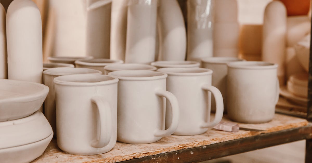 découvrez notre tasse en céramique faite à la main, alliant artisanat traditionnel et design unique pour un moment de dégustation convivial.