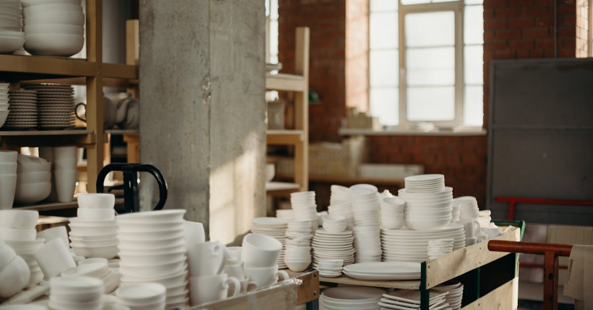 assiette en céramique faite à la main, alliant artisanat traditionnel et design unique pour une touche authentique à votre table.