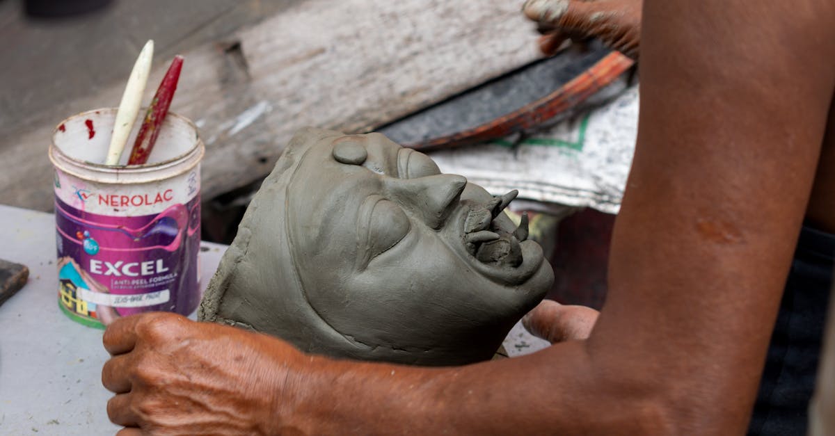 découvrez le talent exceptionnel d'un sculpteur indien, maître dans l'art de transformer la pierre et le bois en œuvres d'art uniques et inspirantes.