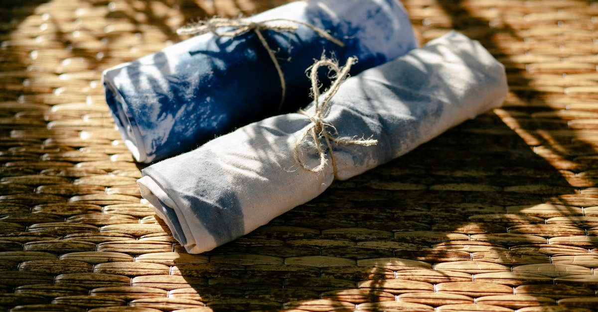 découvrez l'art authentique de la teinture indigo shibori, une technique japonaise traditionnelle pour créer des motifs uniques et élégants sur textile.