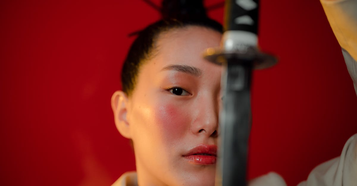découvrez l'art ancestral de la fabrication des sabres japonais, alliant tradition, savoir-faire et techniques raffinées pour créer des lames d'exception.