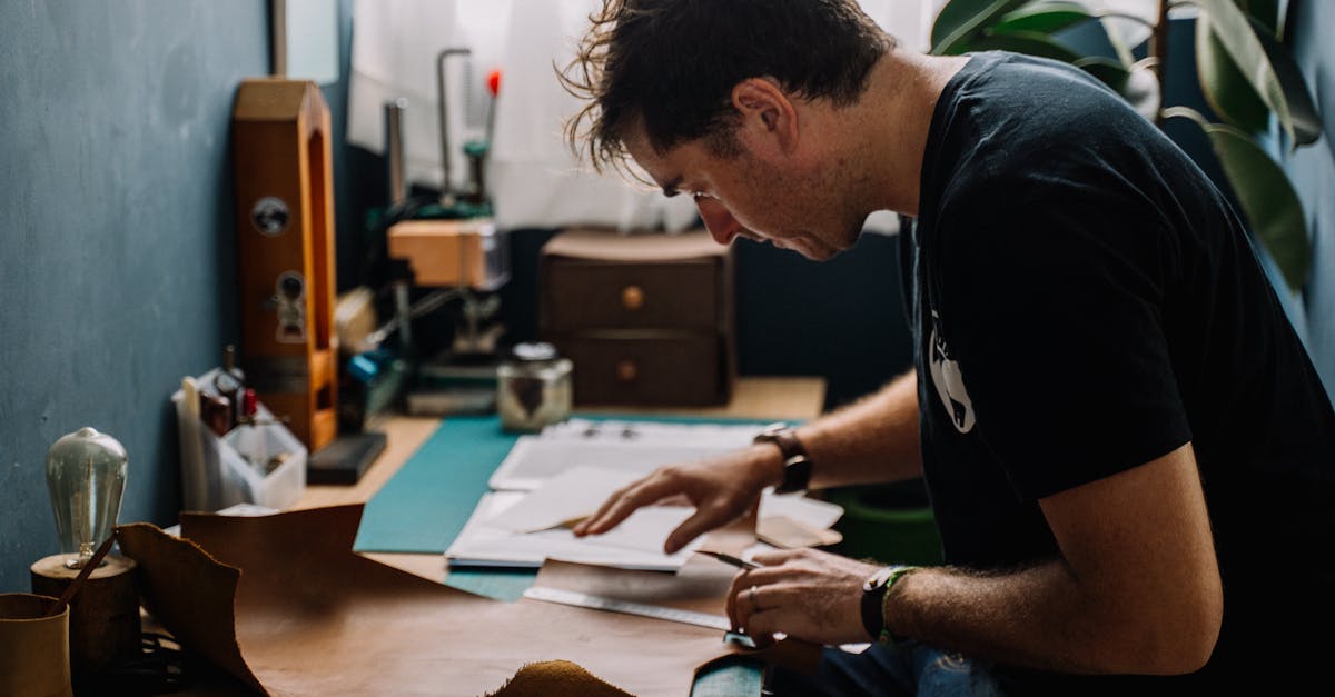 découvrez l'art du leathercraft : techniques traditionnelles et modernes pour créer des accessoires en cuir de haute qualité faits main.