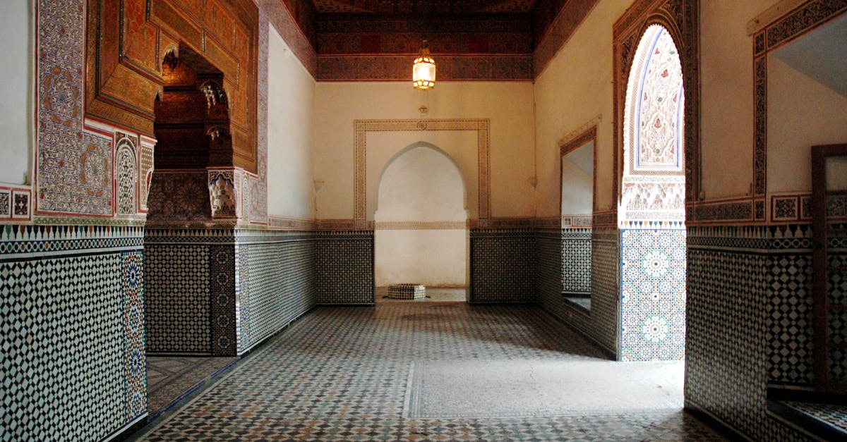 découvrez l'élégance et l'authenticité du décor marocain avec des éléments traditionnels, des motifs colorés et une ambiance chaleureuse pour sublimer votre intérieur.