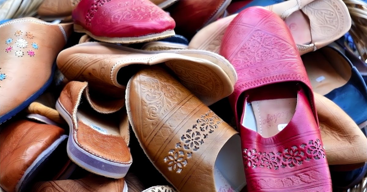 découvrez la richesse des tissus marocains traditionnels, alliant savoir-faire artisanal et motifs authentiques pour sublimer vos créations.