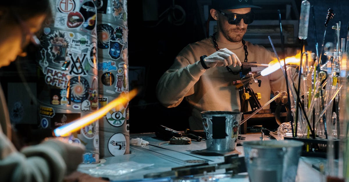 découvrez l'art traditionnel du soufflage de verre à murano, célèbre pour ses créations artistiques uniques et colorées en verre soufflé à la main.