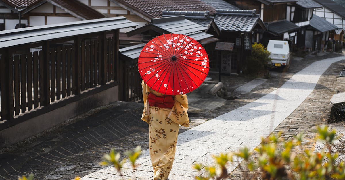 découvrez l'élégance intemporelle du kimono traditionnel japonais, un vêtement riche en histoire et en culture.