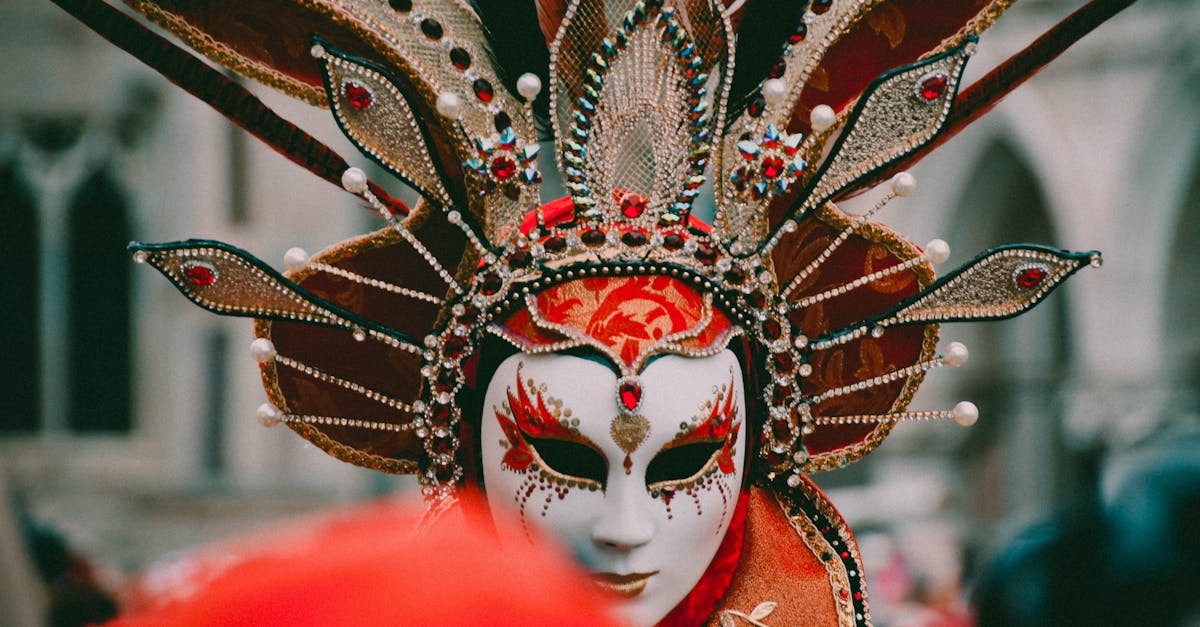 apprenez l'art de la création de masques vénitiens traditionnels avec nos ateliers détaillés, alliant techniques artisanales et inspiration historique.