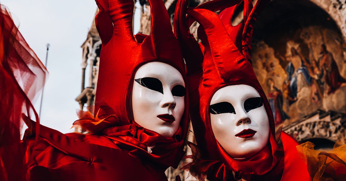 découvrez notre collection unique de masques vénitiens authentiques, parfaits pour le carnaval, les fêtes costumées et la décoration élégante.