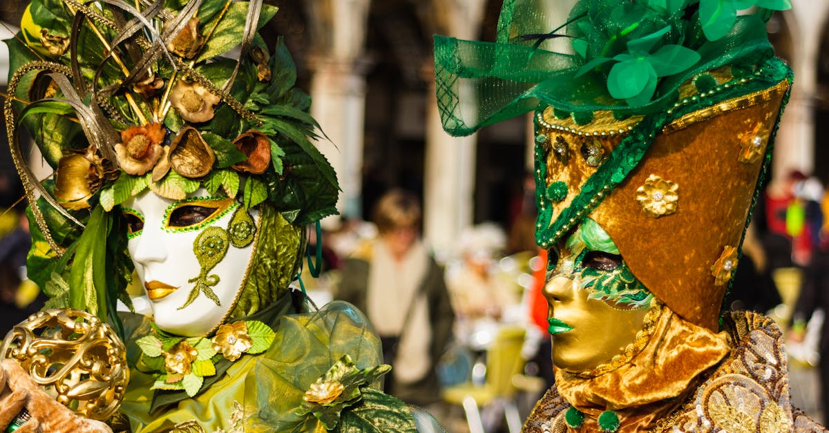découvrez notre collection authentique de masques vénitiens, parfaits pour le carnaval, les fêtes costumées et la décoration élégante.
