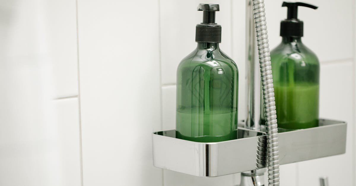 distributeur de savon mural pratique et élégant, idéal pour une utilisation hygiénique et économique dans votre salle de bain ou cuisine.