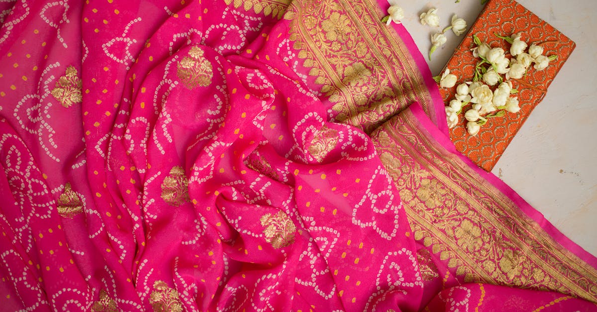 découvrez l'élégance authentique des textiles ajrakh, un art traditionnel alliant motifs géométriques uniques et couleurs naturelles pour des créations artisanales d'exception.