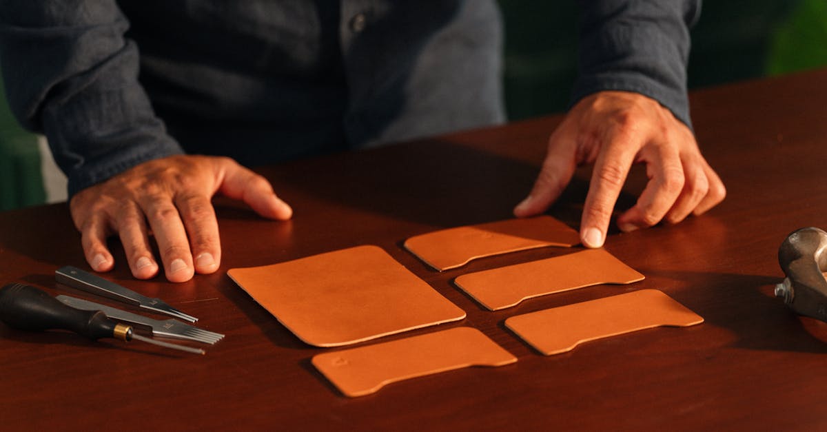 découvrez notre collection de cuir fait main alliant savoir-faire traditionnel et qualité exceptionnelle pour des pièces uniques et durables.