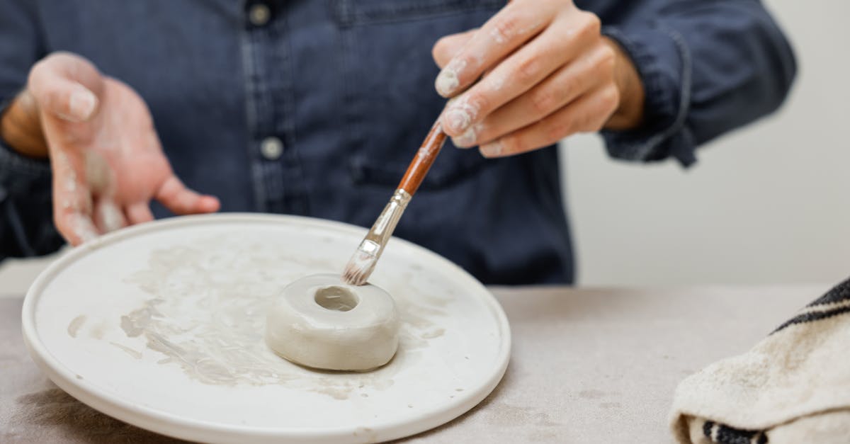 assiette en céramique faite à la main, unique et artisanale, parfaite pour une table élégante et authentique.