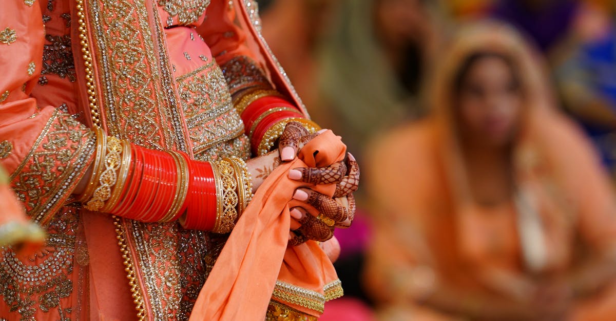 découvrez l'art traditionnel de la broderie à la main indienne, alliant motifs authentiques et savoir-faire ancestral pour sublimer vos créations textiles.