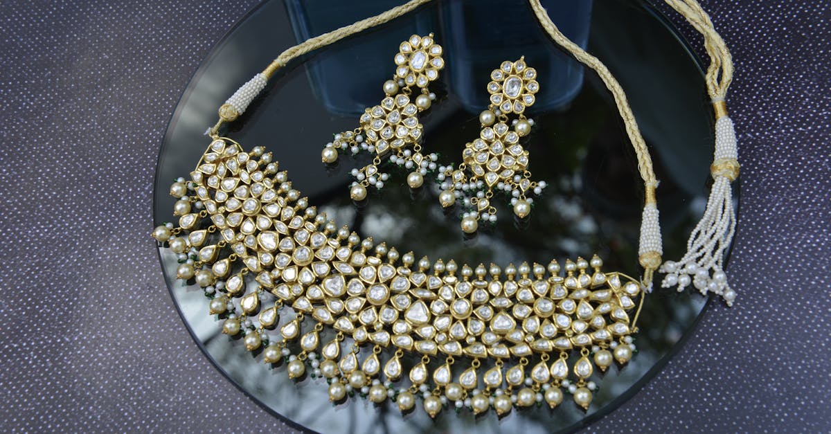 découvrez l'élégance intemporelle des bijoux kundan, alliant savoir-faire traditionnel et design raffiné pour sublimer votre style.