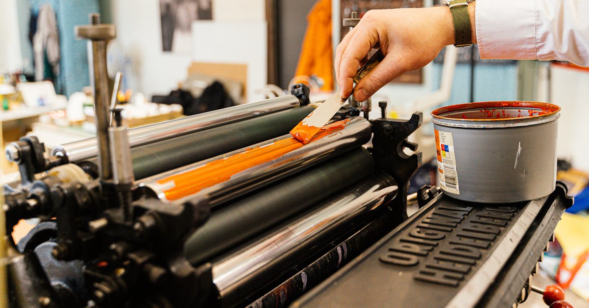 découvrez les techniques traditionnelles d'impression textile manuelle pour créer des motifs uniques et personnalisés sur vos tissus.