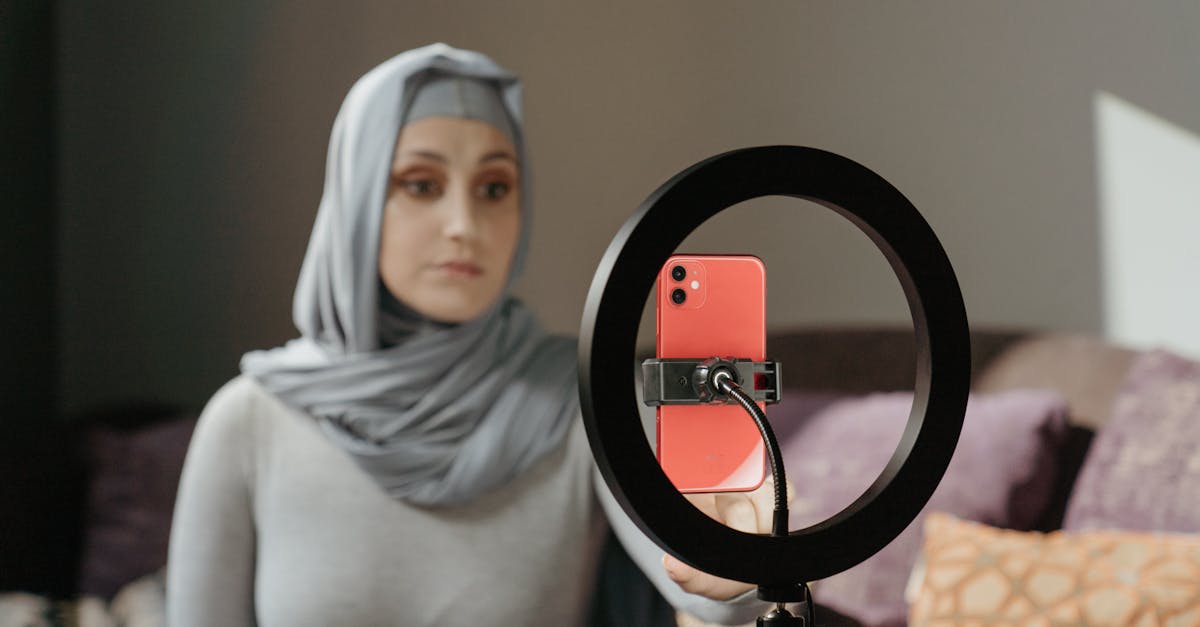 découvrez les créateurs contemporains marocains qui allient tradition et modernité dans des œuvres uniques et innovantes.