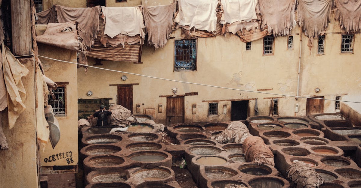 découvrez l'artisanat du cuir marocain, alliant tradition et savoir-faire exceptionnel pour des créations uniques et authentiques.