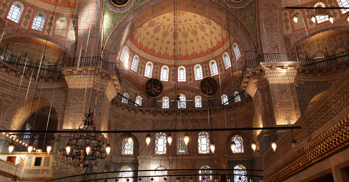 découvrez l'art fascinant de la calligraphie ottomane, une tradition élégante et riche en histoire qui sublime les écritures arabes avec des motifs artistiques uniques.