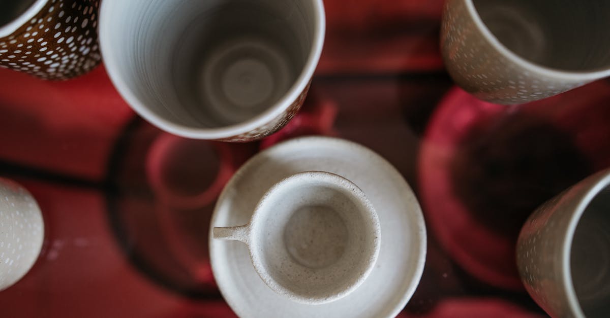 tasse en céramique artisanale unique, faite à la main avec soin pour une expérience de dégustation authentique et originale.