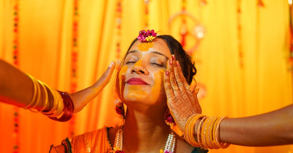 découvrez la soie de varanasi, un tissu luxueux et traditionnel réputé pour ses motifs exquis et son artisanat d'exception, idéal pour des vêtements élégants et authentiques.