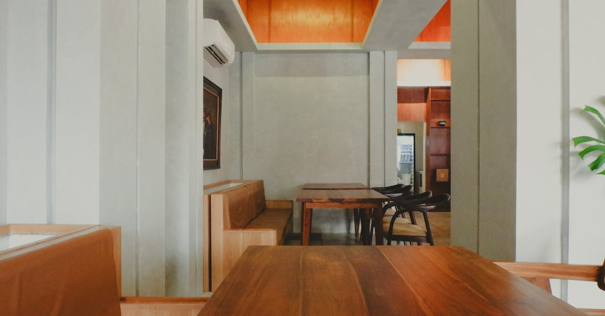 décoration de café contemporaine zen alliant simplicité et harmonie pour un espace apaisant et moderne.