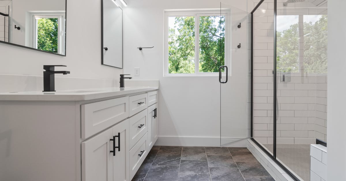 poignée pour armoire de salle de bain, alliant design moderne et fonctionnalité pour un rangement pratique et élégant.