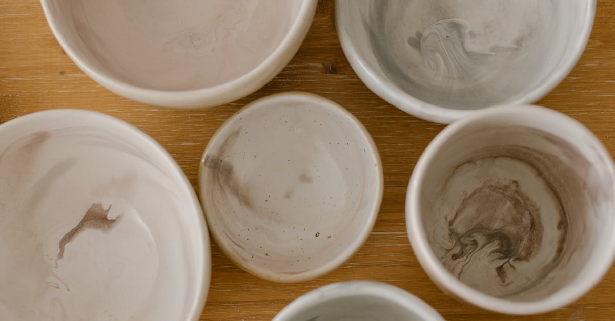 conseils et astuces pour entretenir et préserver la beauté de votre plateau de table en céramique au quotidien.