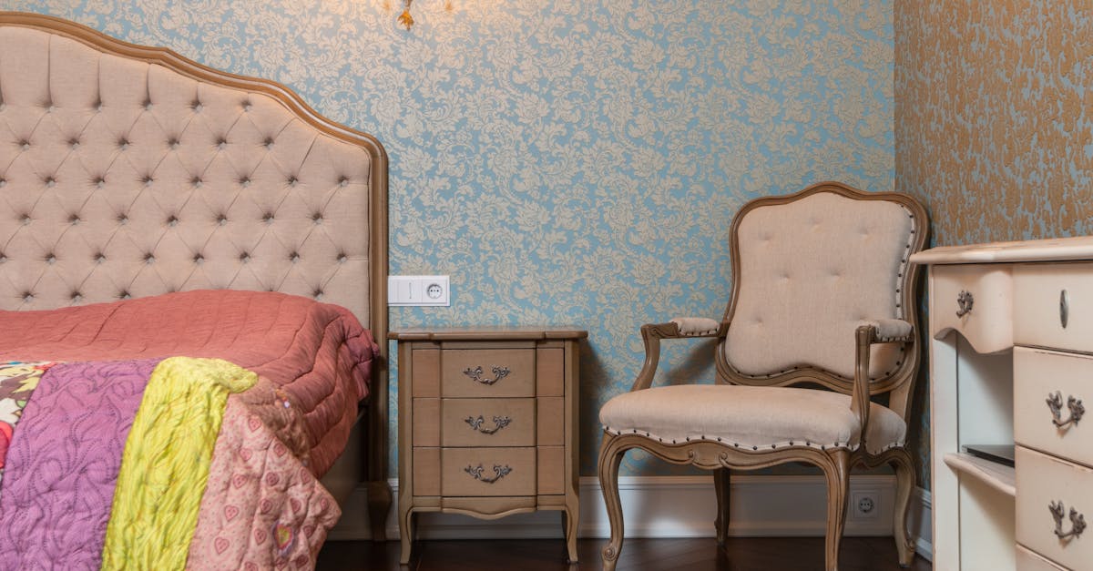 lampe de chevet de luxe alliant élégance et design raffiné pour une ambiance chaleureuse et sophistiquée dans votre chambre.