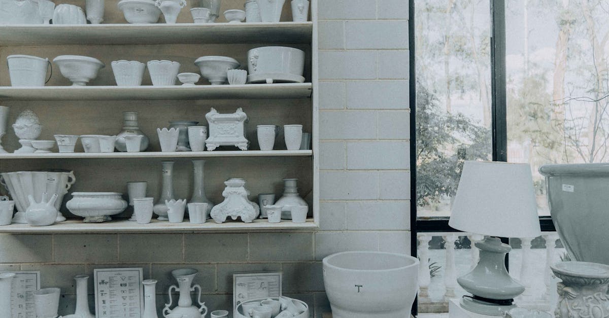 lampe en céramique blanche élégante, parfaite pour une décoration intérieure moderne et lumineuse.