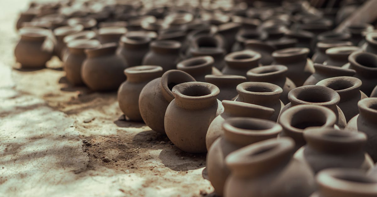 découvrez l'art ancestral des céramiques anciennes, témoins des civilisations passées et de leur savoir-faire unique.