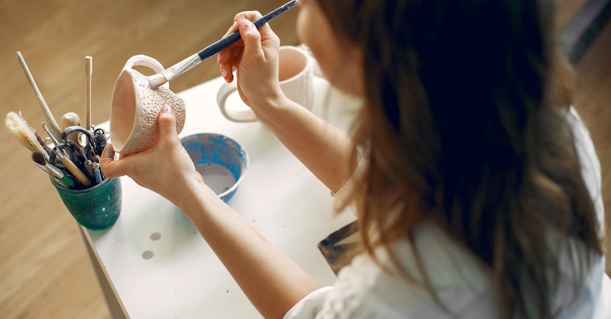 découvrez l'art de la peinture sur céramique : techniques, conseils et inspirations pour personnaliser vos objets en céramique avec style et créativité.