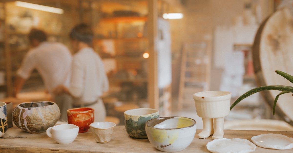 atelier de céramique : découvrez l'art de façonner et décorer des pièces uniques en argile, encadré par des professionnels passionnés.