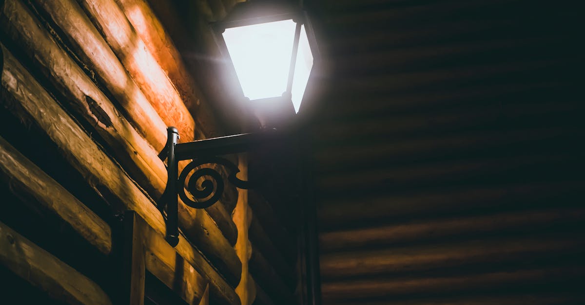 découvrez notre sélection d'appliques murales extérieures, alliant design élégant et résistance aux intempéries pour illuminer vos espaces extérieurs avec style et sécurité.