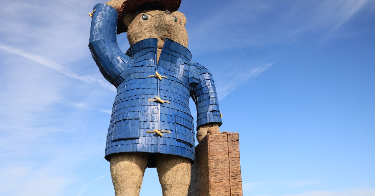 découvrez un design unique de statue d'ours alliant originalité et élégance pour sublimer votre décoration.